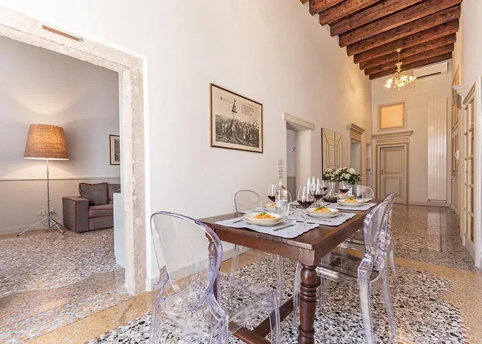 Ca' Romantica Terrace With Balcony And Side Canal View Veneza