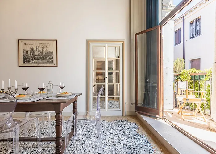 Ca' Romantica Terrace With Balcony And Side Canal View *