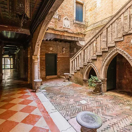 Ca' Romantica Terrace With Balcony And Side Canal View Appartement Venetië