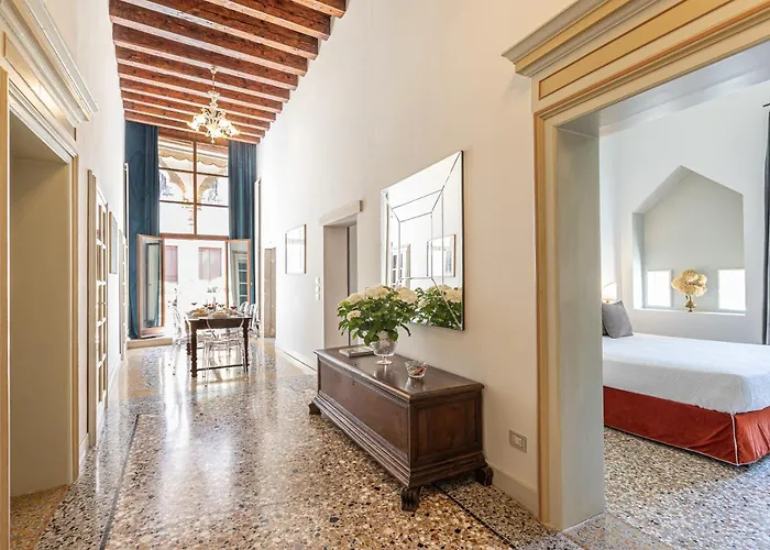 Ca' Romantica Terrace With Balcony And Side Canal View *